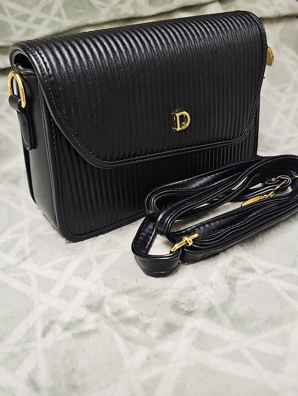 Dainty Black Ribbed Crossbody Bag with Gold D Accent